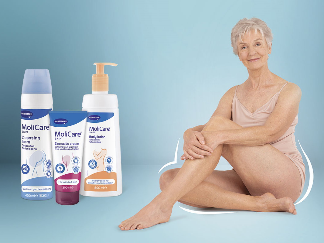produkty z řady MoliCare Skin a sedící starší žena