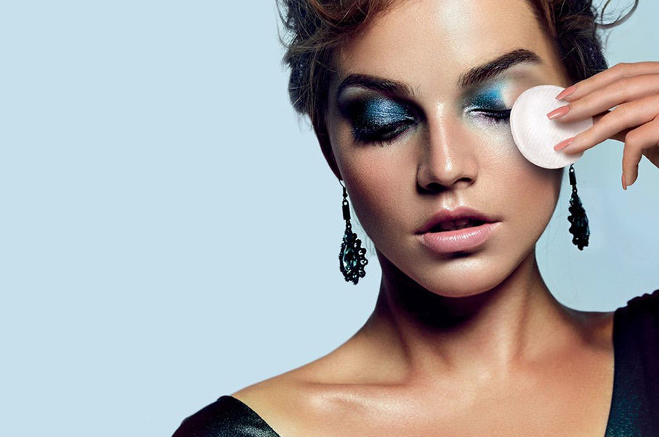 Žena po večírku si odličuje make-up pomocí vatových tamponů Bel Cosmetic