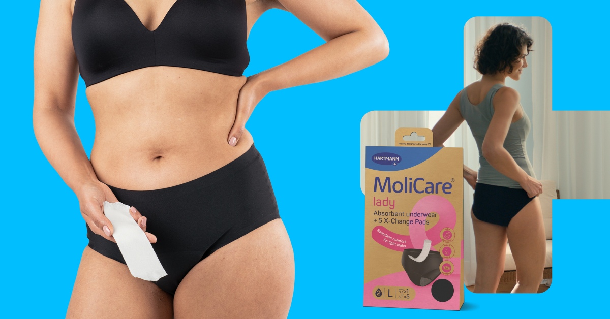 Žena s vyměnitelnou vložkou ke svému pratelnému prádlu vhodnému jak pro menstruaci, tak pro nechtěný únik moči