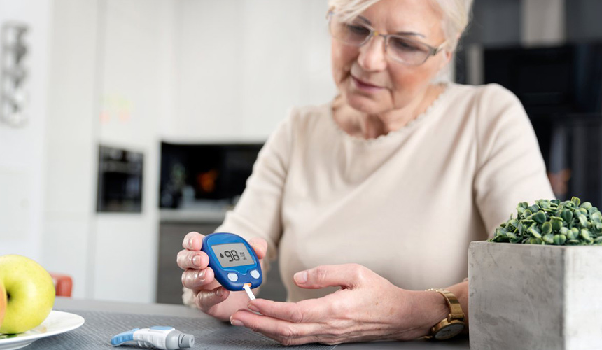 žena si měří cukr v krvi kvůli diabetes