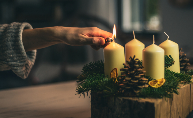 Zapalování adventního věnce zapalovačem, riziko popálenin 