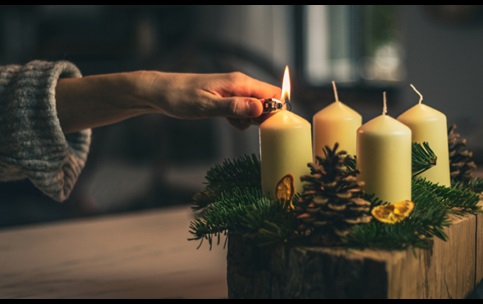 Zapalování adventního věnce zapalovačem, riziko popálenin