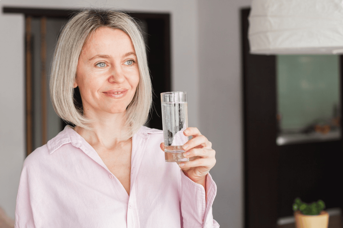 Žena provádí prevenci proti inkontinenci pomocí vody