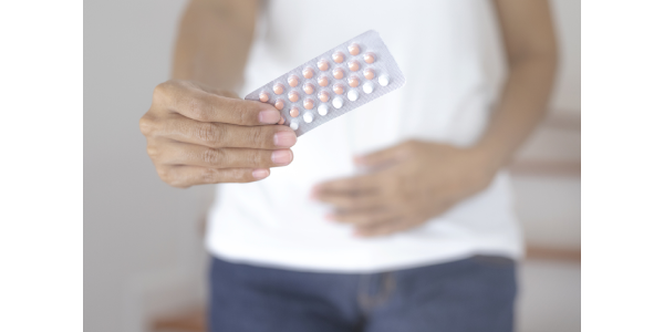 Žena trpí bolestmi břicha po užití hormonální antikoncepce