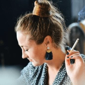 Žena držící cigaretu znázorňující vliv kouření na křečové žíly