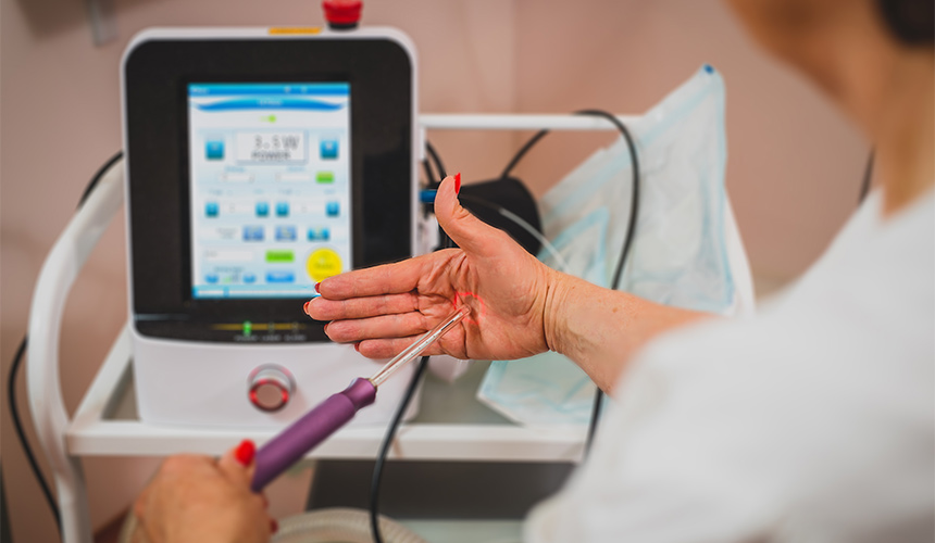 doktorka praktikující laserovou léčbu