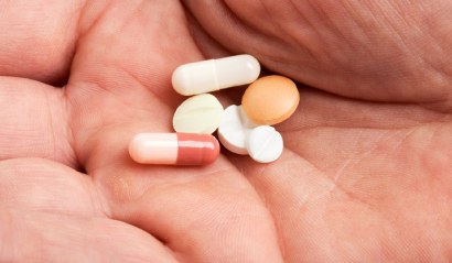 Doplněk stravy statin v dlani lidské ruky
