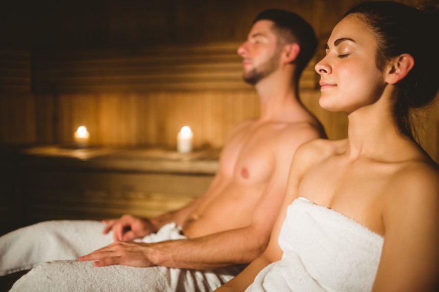 Žena a muž relaxují ve finské sauně