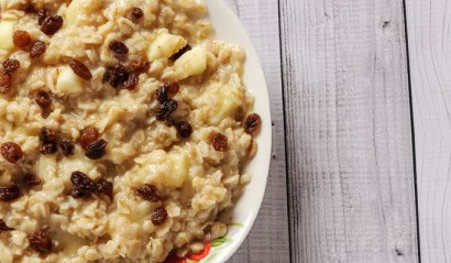 Miska ovesné kaše s plátky banánu a rozinkami