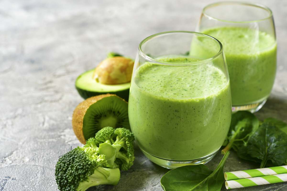 Zdravý zelený nápoj ve sklenicích z brokolice, kiwi a kapusty