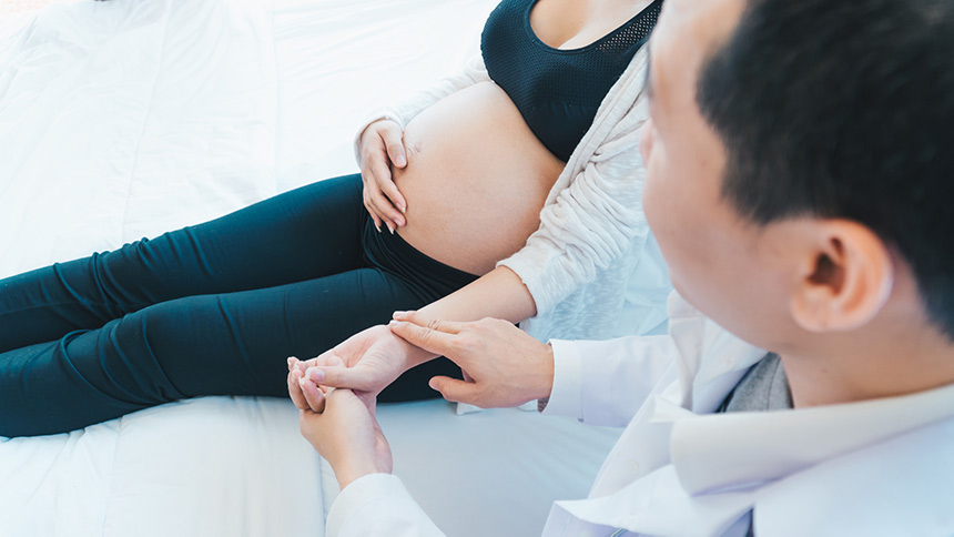 Preeklampsie v těhotenství kde manžel drží za ruku svou ženu