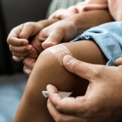 Překrytí stažené rány elastickou náplastí Cosmos pro ochranu a pohyb