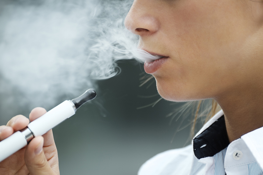 Žena potahuje elektronickou cigaretu