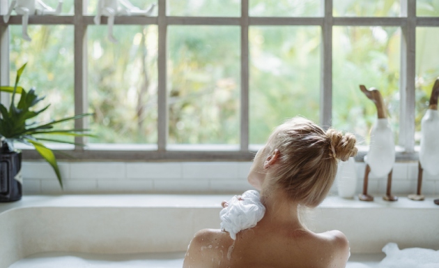 Žena si užívá wellness v teplé bublinkové vaně