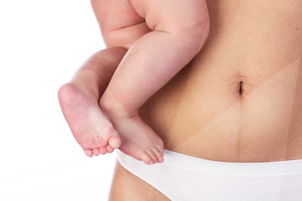 Vypouklé břicho maminky po porodu s miminkem
