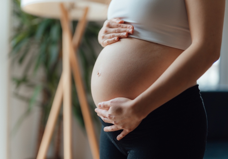 Břicho těhotné ženy znázorňující křečové žíly v těhotenství