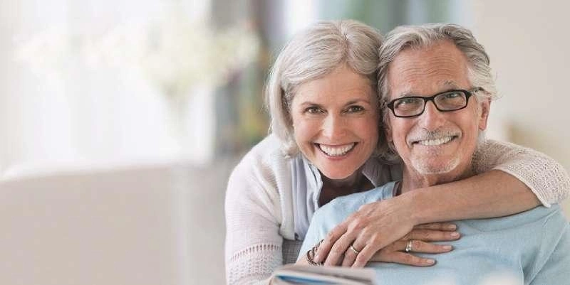 šťastný pár seniorů v objetí